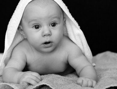 Kąpiel niemowlaka — jakie akcesoria i kosmetyki wybrać?