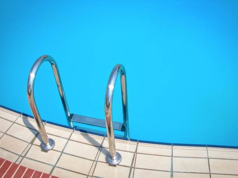 Jak skutecznie zakleić dziurę w basenie z wodą?