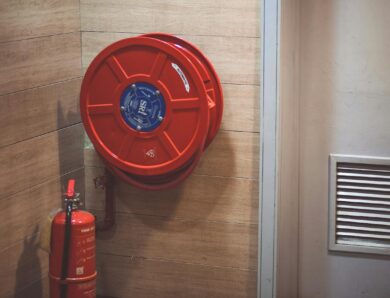 Rola Zarządzania Ryzykiem Pożarowym w Przedsiębiorstwach: Bezpieczeństwo a Profesjonalne Przejścia Przeciwpożarowe