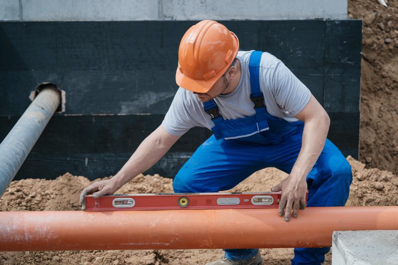 instalator podłączający kanalizacje do domu